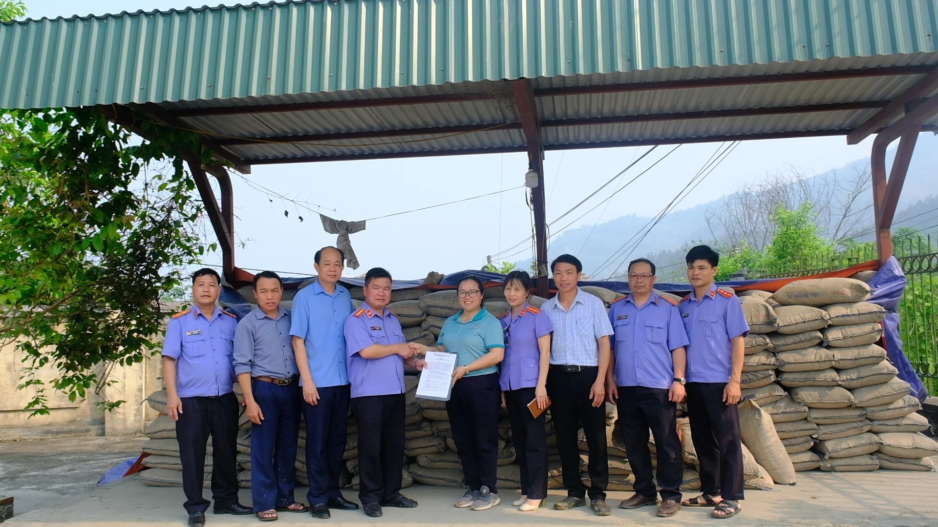Viện Kiểm sát Nhân dân tỉnh đã hỗ trợ 17 tấn xi măng giúp bà con thôn Pờ Hồ làm đường giao thông nội đồng.jpg