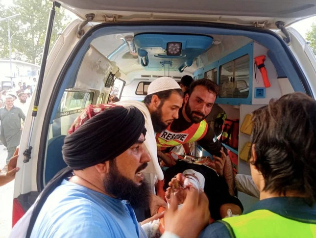 Một người bị thương đến bệnh viện sau vụ nổ ở Bajaur, Pakistan, ngày 30/7. (Ảnh: Reuters).
