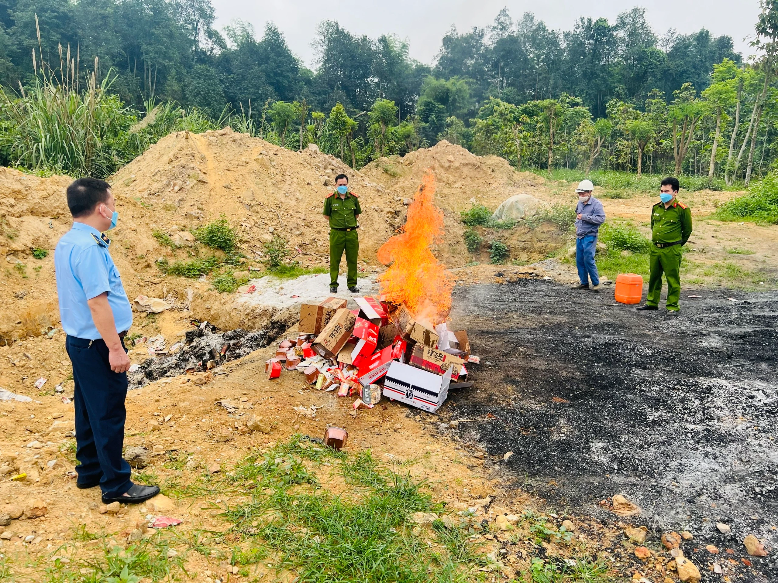 Tieu huy lo hang khong ro nguon goc.jpg