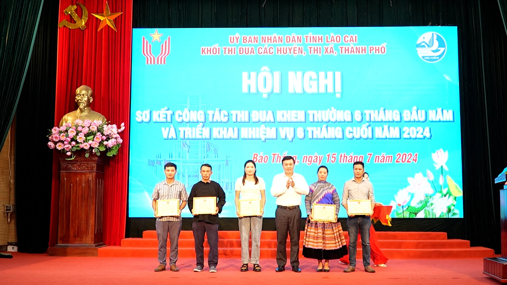 Chủ tịch UBND huyện Bảo Thắng trao giấy khen cho các cá nhân,tập thể điển hình tiên tiến.jpg.jpg