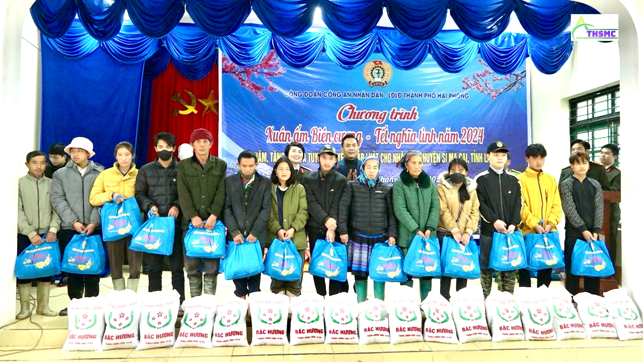 cac-dong-chi-trong-doan-thien-nguyen-cung-voi-lanh-dao-huyen-si-ma-cai-trao-qua-cho-ba-con-nhan-dan-8888.jpg