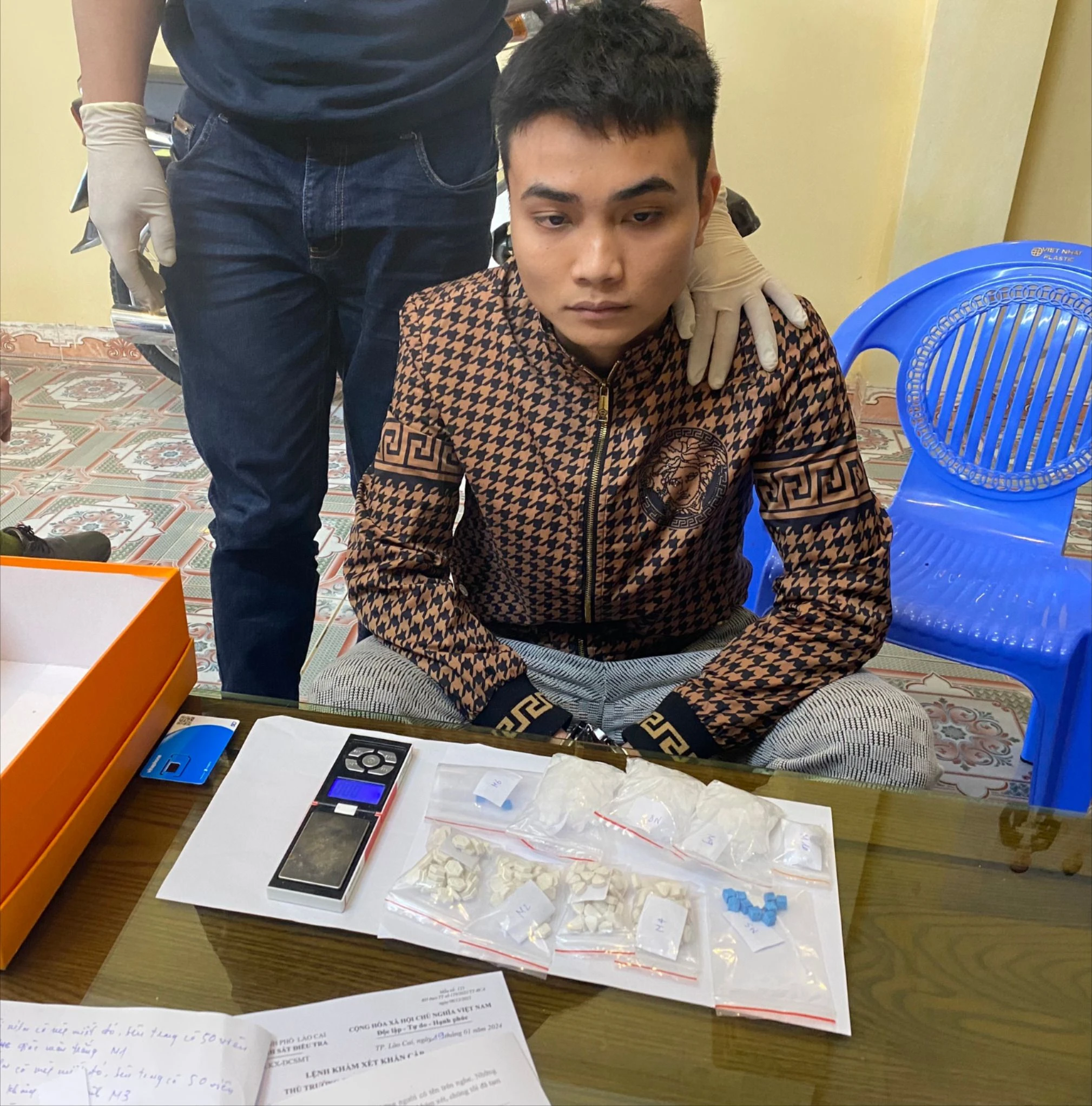 anh-3-doi-tuong-hoang-van-thinh-cung-tang-vat-thu-giu-tai-nha-2-3066-6756.jpg