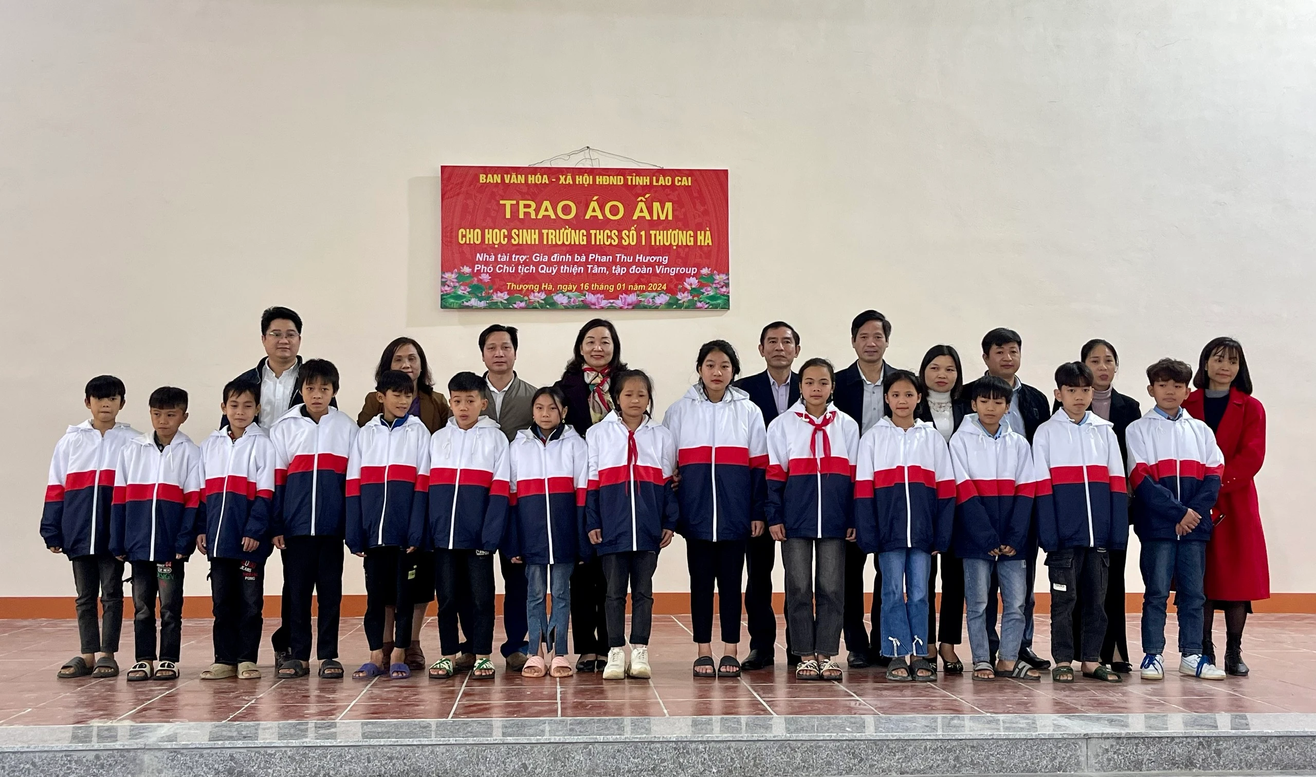 tang-ao-am-cho-cac-em-hoc-sinh-truong-thcs-so-1-thuong-ha-8124.jpg