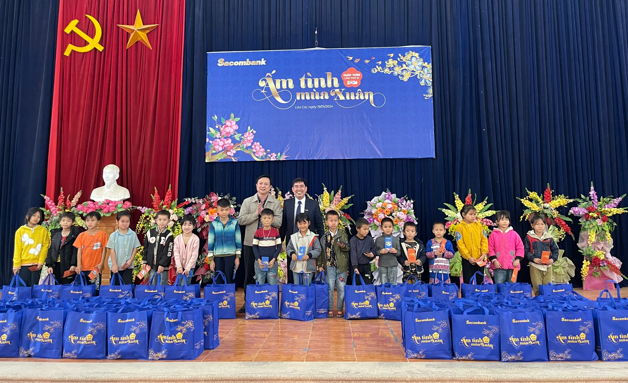 nhieu-phan-qua-y-nghia-danh-tang-cac-em-hoc-sinh-co-hoan-canh-kho-khan-tren-dia-ban-xa-xuan-thuong-copy-4124.jpg