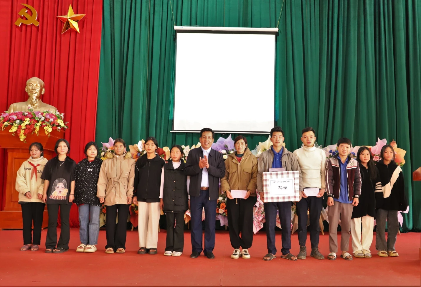 tặng quà mô hình Nậm Pung.jpg