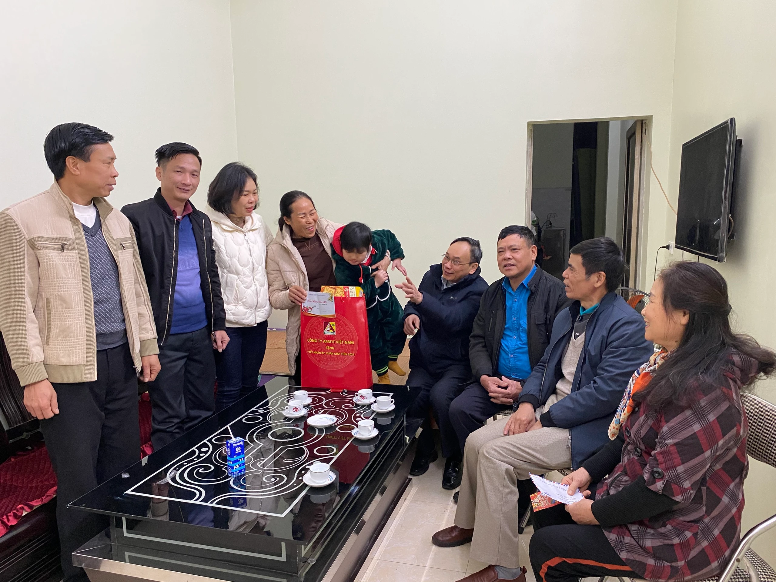 Ban nội chính tặng quà.jpg