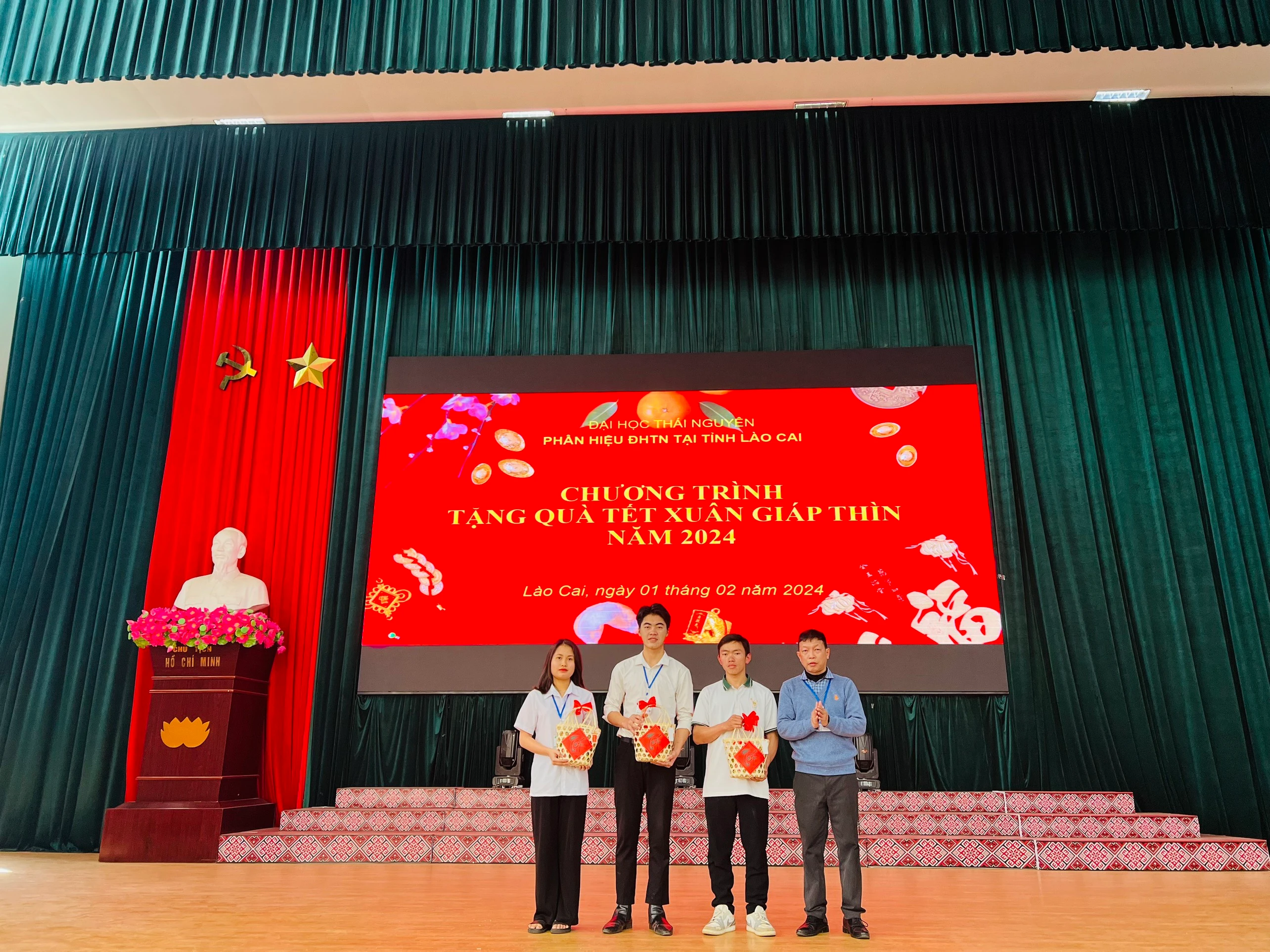 3 sinh viên được nhận quà tết 2.jpg