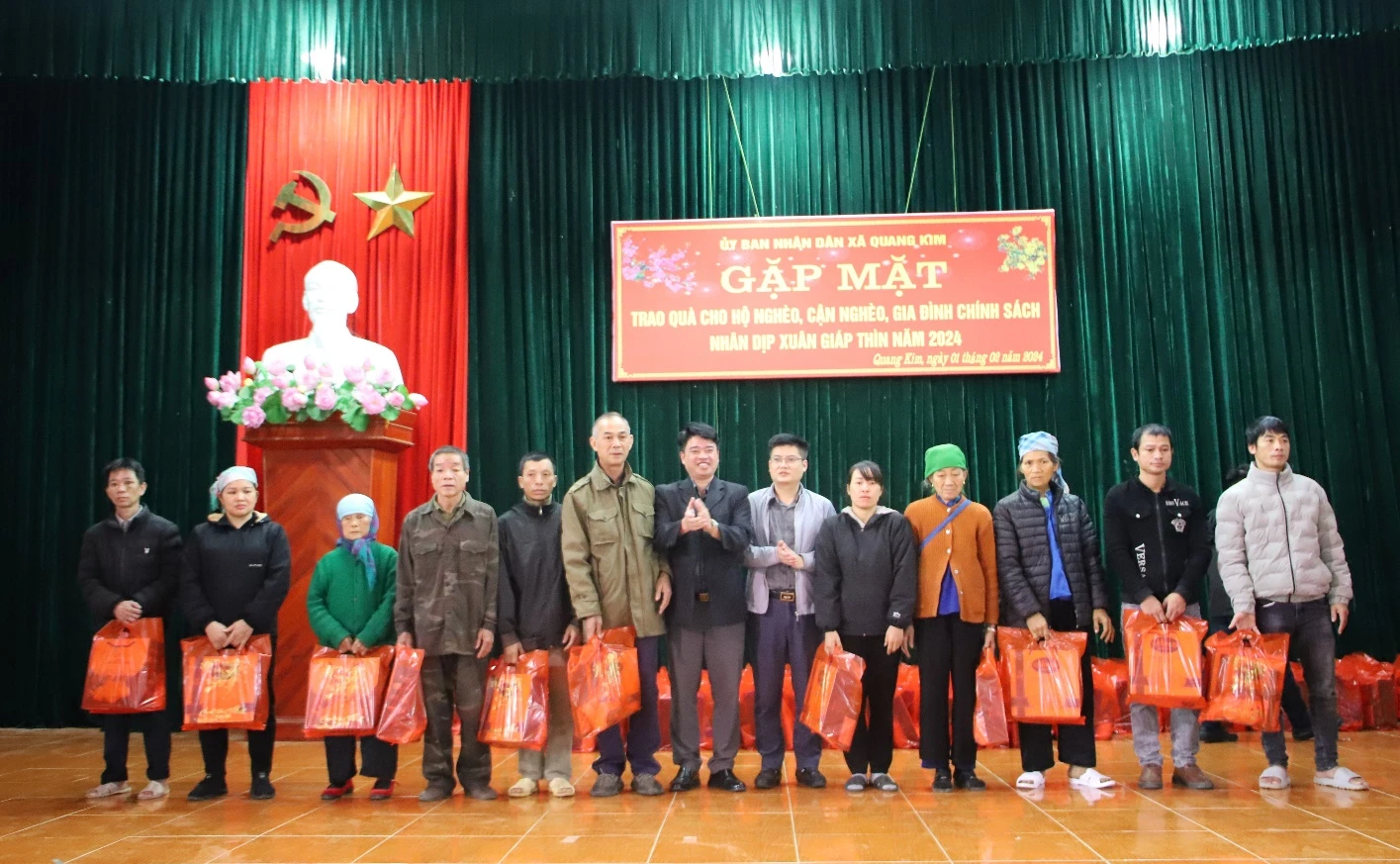 Trao quà của Công ty Cổ phần Vạn Thắng cho hộ nghèo.