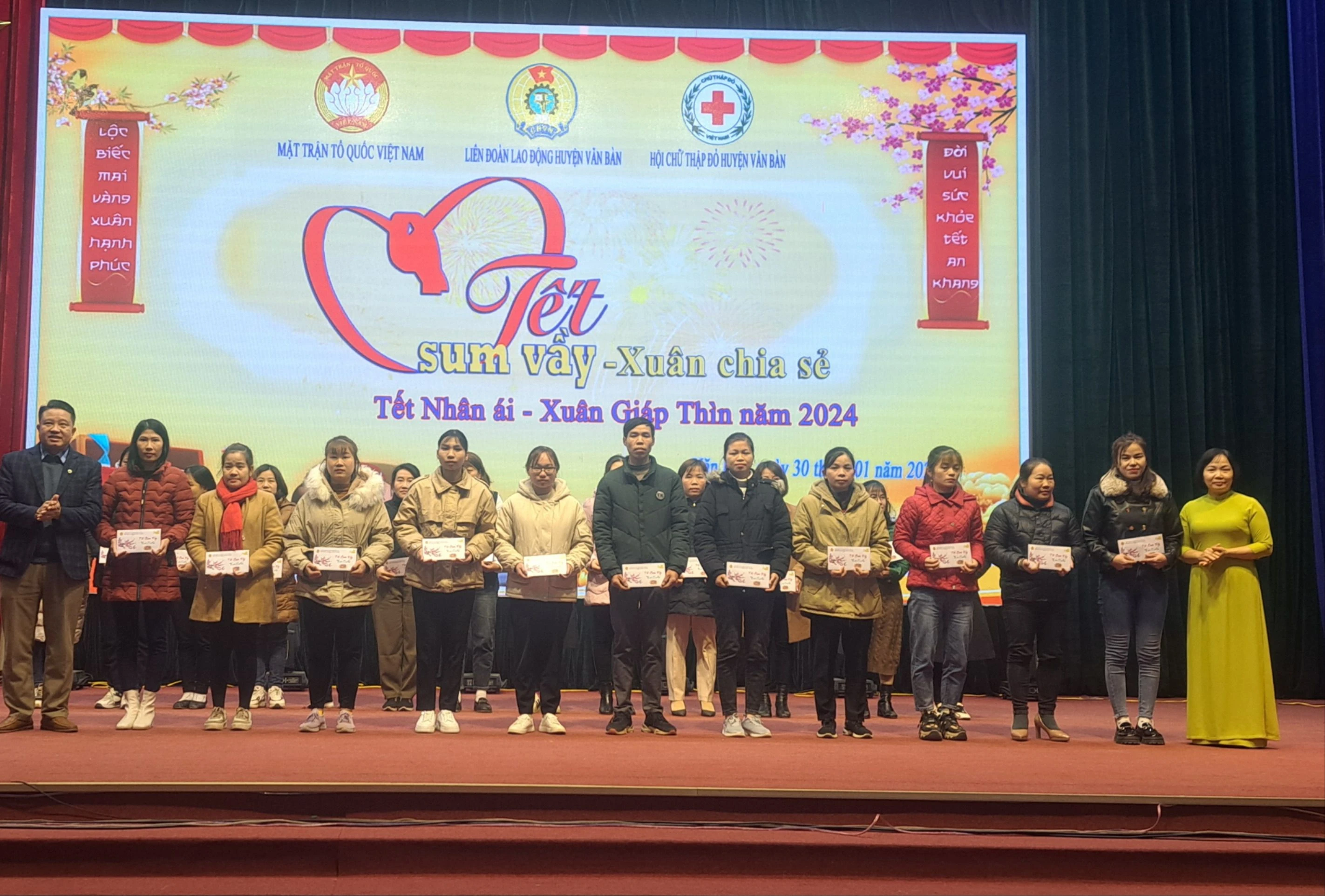 Tặng quà cho đoàn viên công đoàn.
