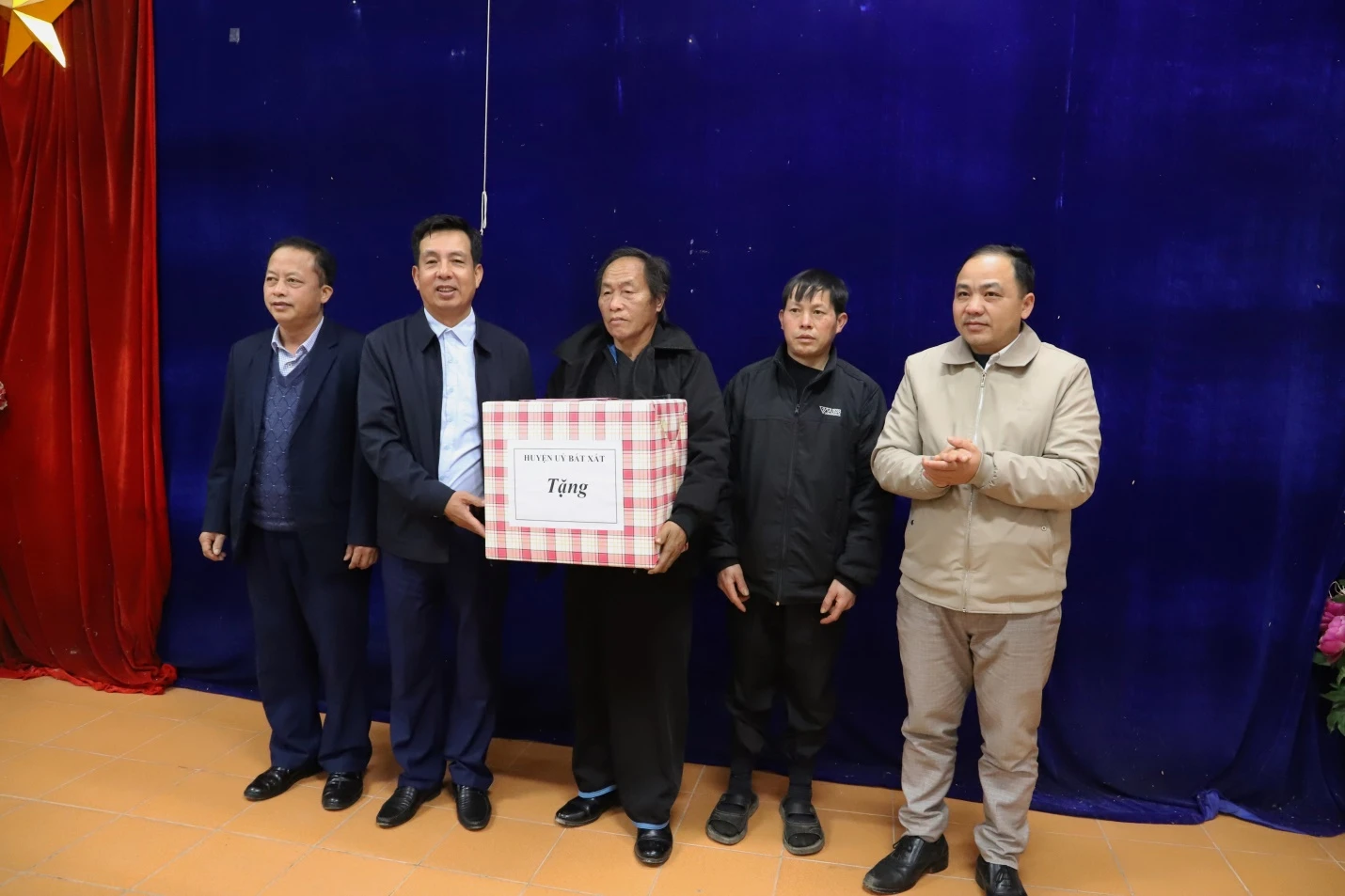 Trao quà cho dòng họ Vàng.jpg