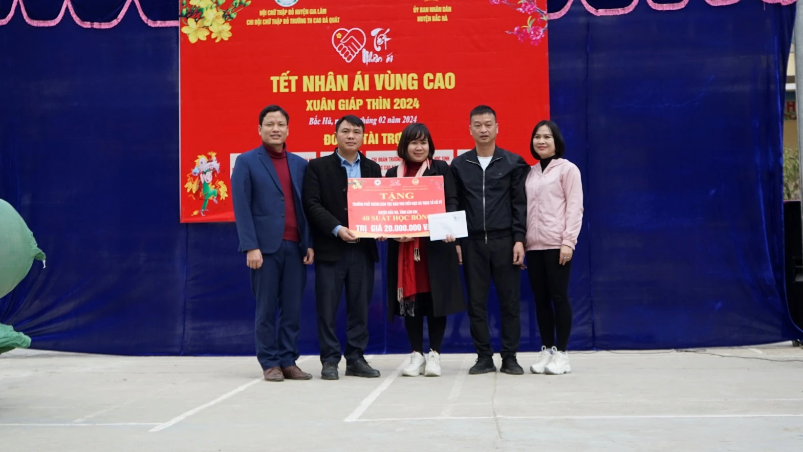 Gia Lâm tặng quà.jpg