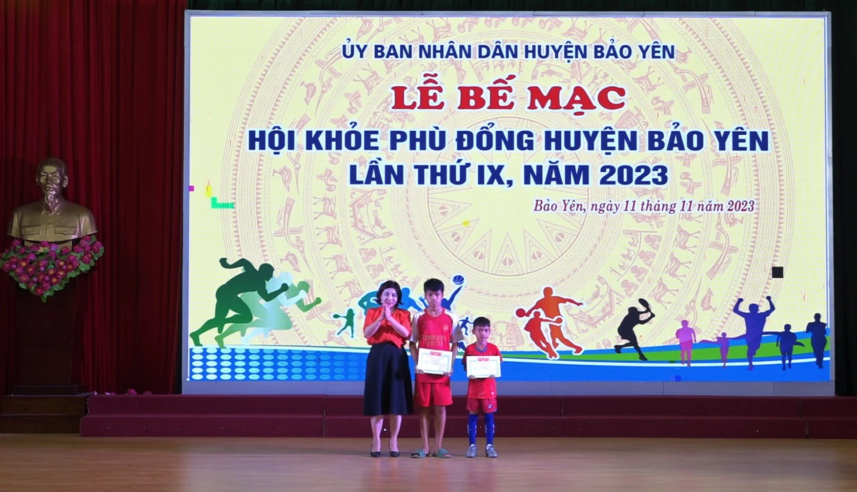 Ban tổ chức trao giải cho các VĐV đạt thành tích cao tại Hội khỏe phù đổng (2)_1.jpg