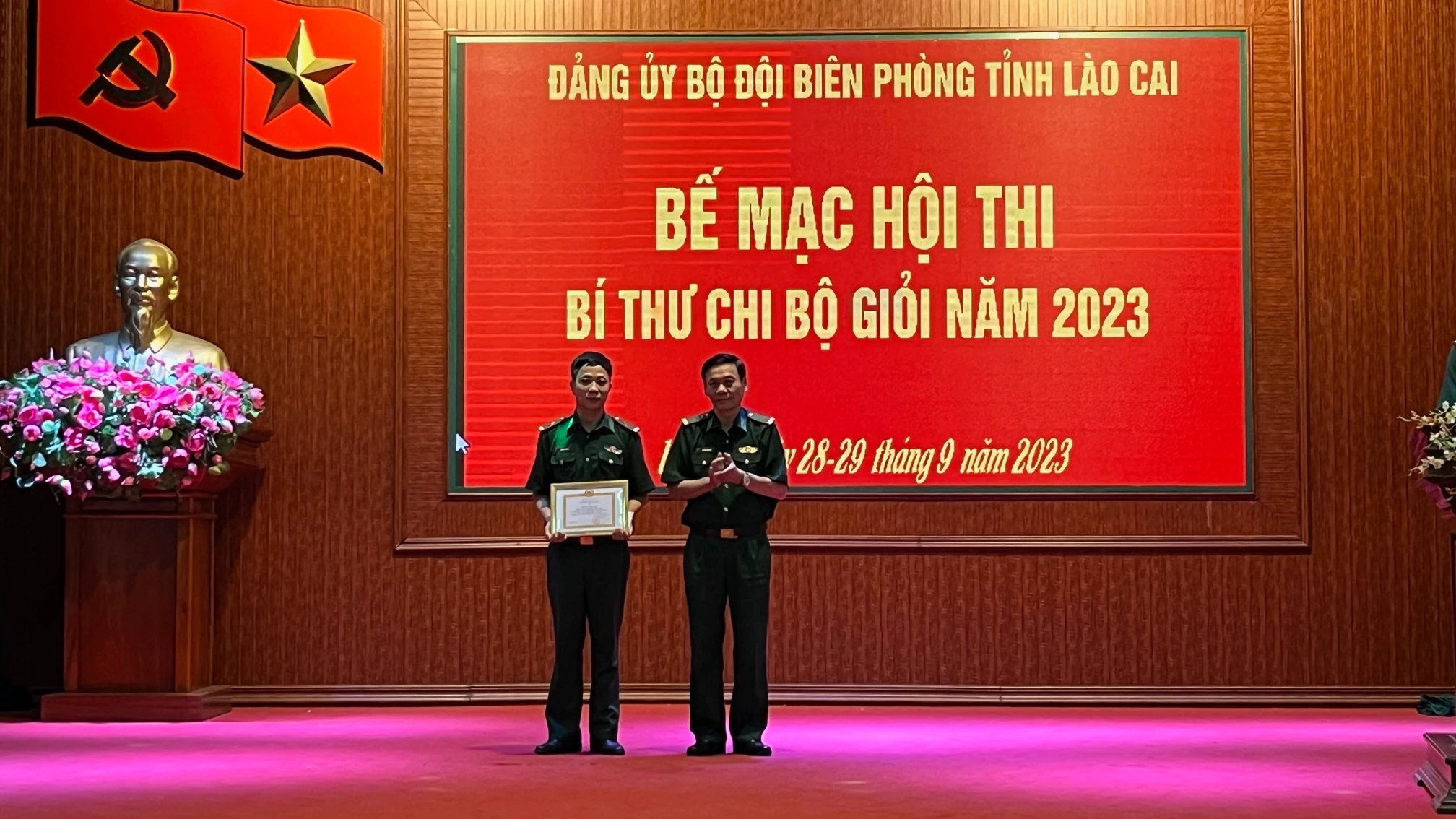 Đại tá Nguyễn Trọng Ngữ Bí thư Đảng ủy, Chính ủy BĐBP tỉnh trao giải nhất cho thí sinh.jpg
