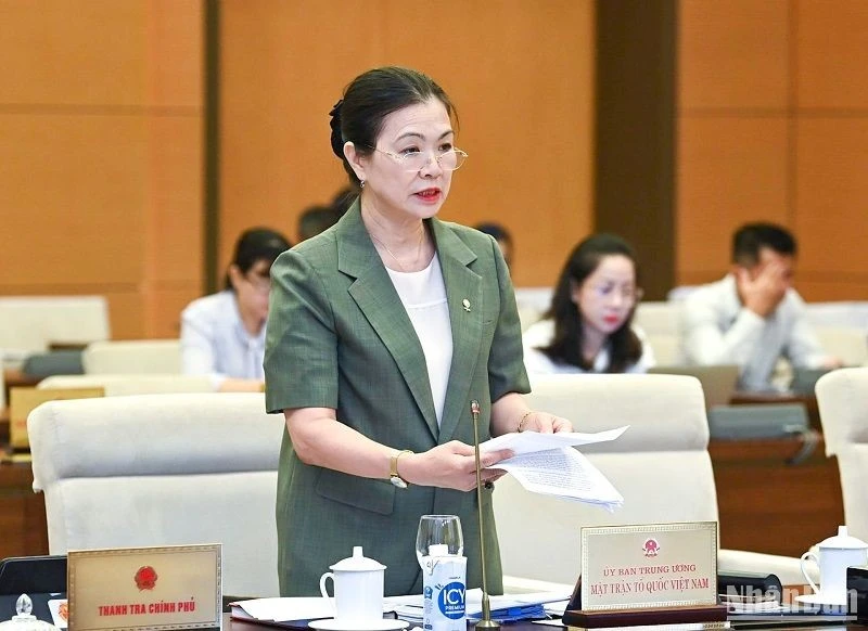 Phó Chủ tịch Ủy ban Trung ương MTTQ Việt Nam Trương Thị Ngọc Ánh báo cáo tại phiên họp sáng 16/8.