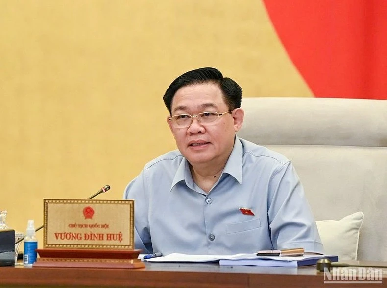 Chủ tịch Quốc hội Vương Đình Huệ phát biểu ý kiến tại phiên họp.