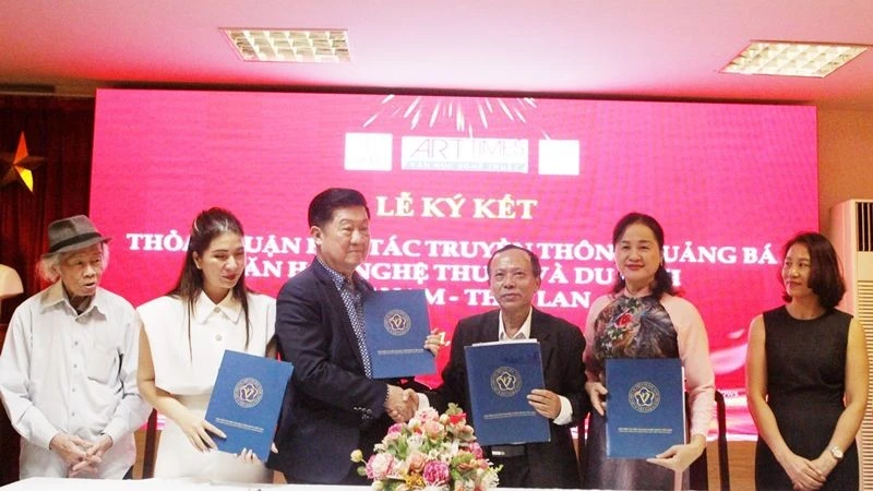 Lễ ký kết thỏa thuận hợp tác giữa lãnh đạo Thời báo Văn học nghệ thuật Việt Nam và Tập đoàn Sol Thái Lan.