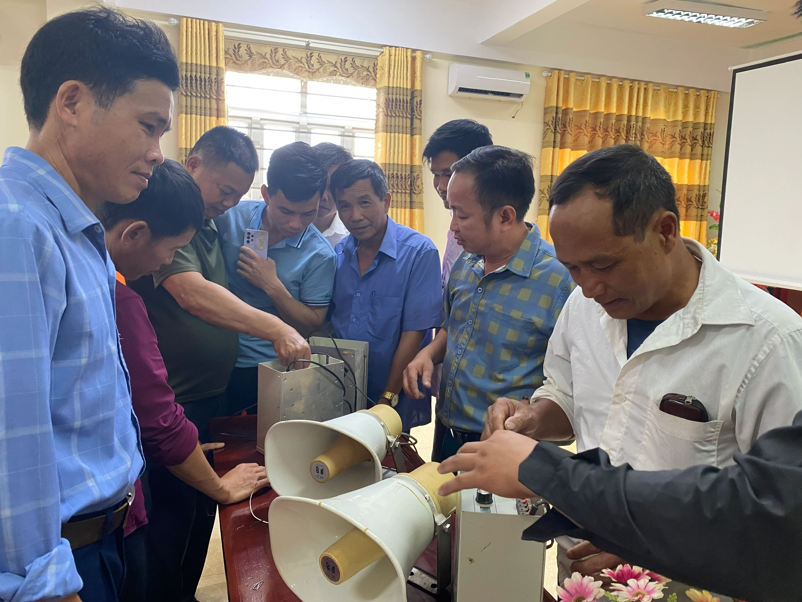 Các hộc viên thực hành sửa chữa cụm loa phát thanh.jpg