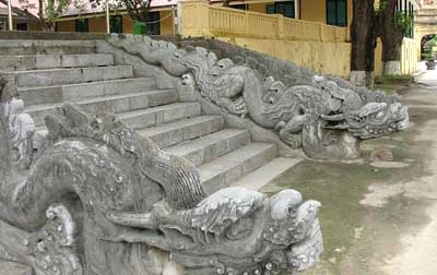 Đôi rồng đá trên thềm điện Kính Thiên, Hoàng thành Thăng Long. Ảnh tư liệu.jpg