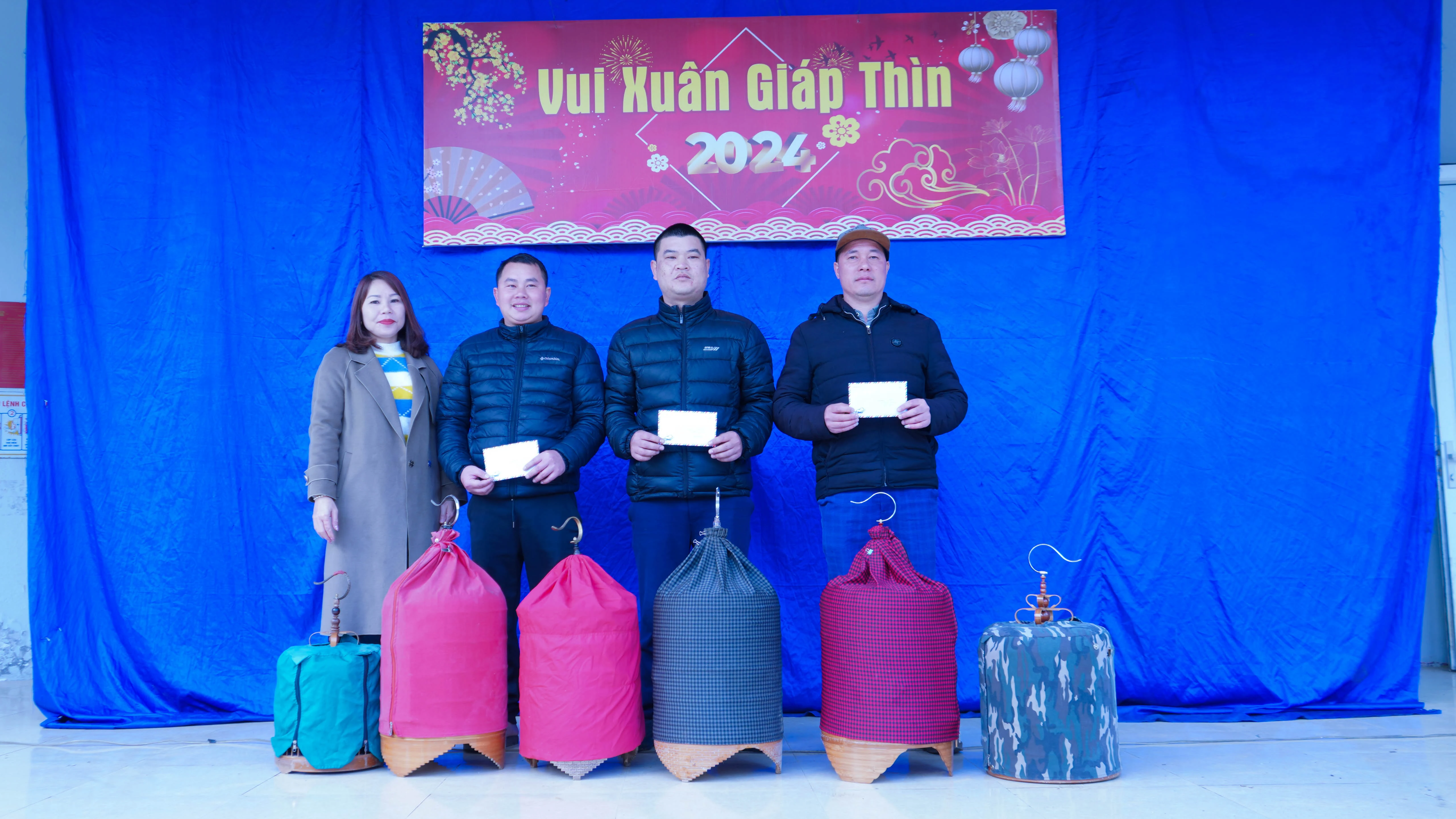 Ban tổ chức trao thưởng cho các vận động viên tham gia nội dungdịp đầu xuân 1.jpg