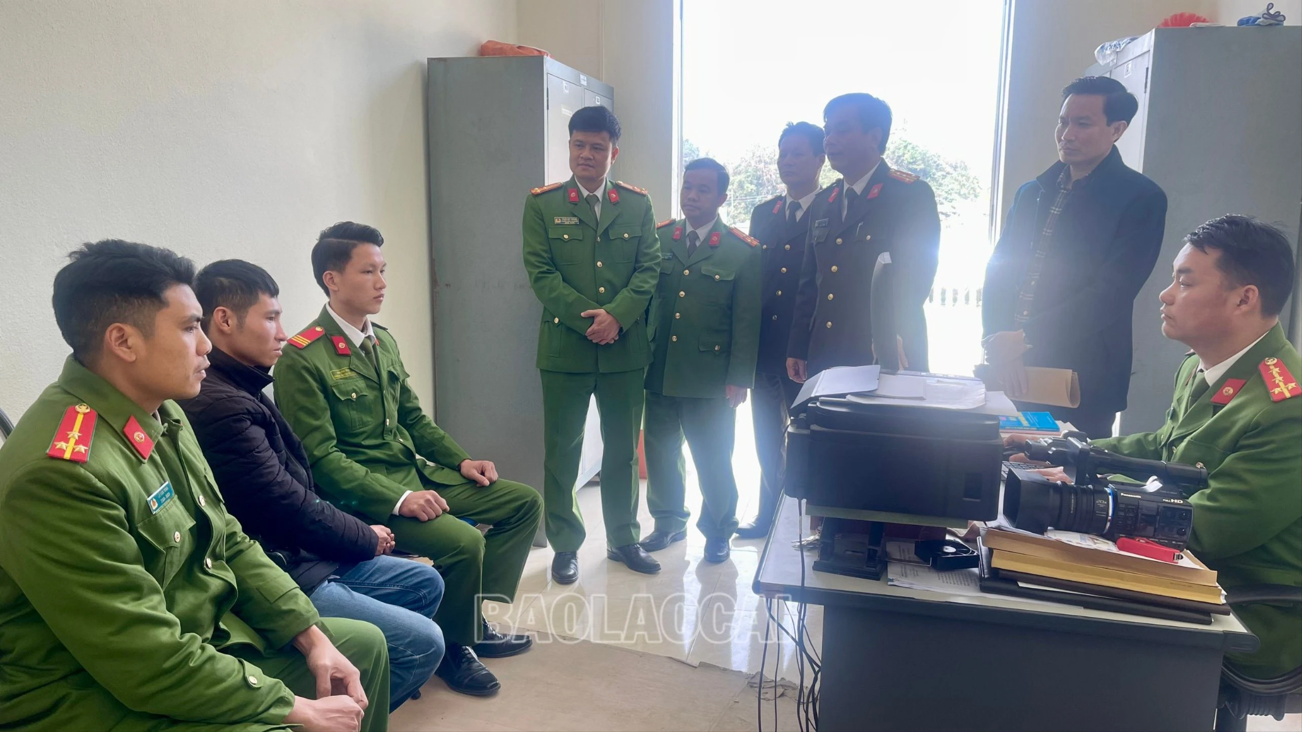 Đại tá Nguyễn Văn Thịnh, Phó Giám đốc Công an tỉnh có mặt kịp thời, động viên cán bộ, chiến sĩ Công an huyện Si Ma Cai bắt giữ thành công đối tượng.
