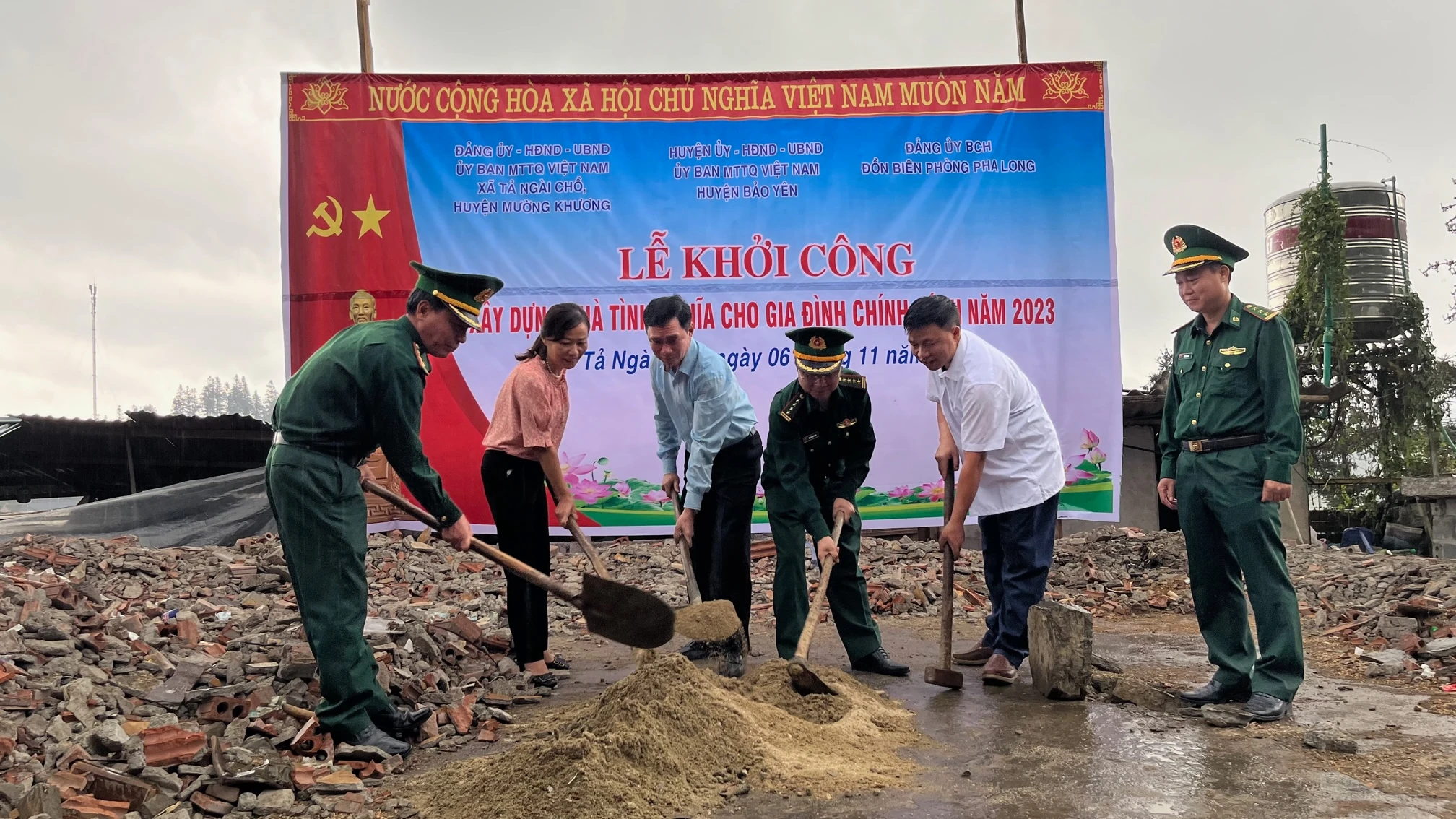 Lãnh Đạo huyện Bảo Yên, Mường Khương và Bộ Chỉ huy BĐBP tỉnh Lào Cai động thổ khởi công xây nhà tình nghĩa.jpg