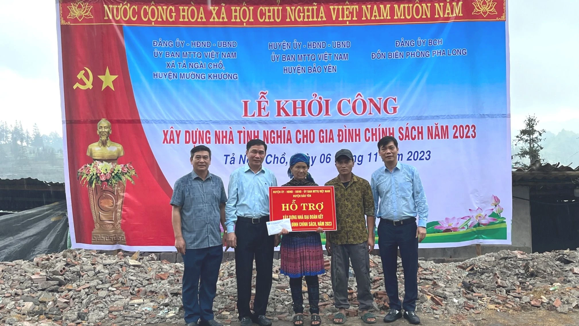 Lãnh đạo huyện Bảo Yên trao tiền hỗ trợ cho gia đình bà Ma Phù Chấn là vợ liệt sĩ Vàng Seo Hòa.jpg
