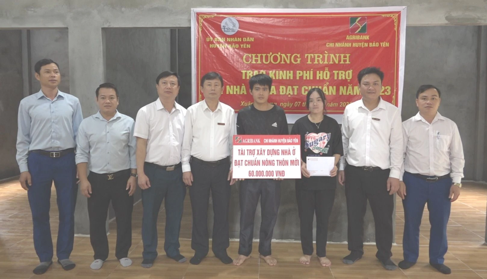 Ngân hàng Nông nghiệp và Phát triển nông thôn trao 60 triệu đồng hỗ trợ gia đình làm nhà mới.jpg