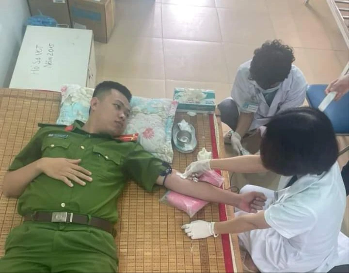 Trung úy Bùi Ngọc Sang hiến máu kịp thời.jpg