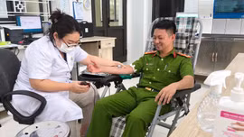Đại úy Công an kịp thời hiến máu hỗ trợ bệnh nhân phẫu thuật