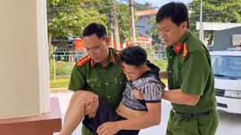 Công an xã Đông Cuông kịp thời hỗ trợ người dân bị tai nạn giao thông