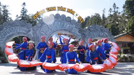 Màn múa quạt đồng diễn tạo nên những dải màu chuyển động trước cổng Không gian văn hóa - CCC.