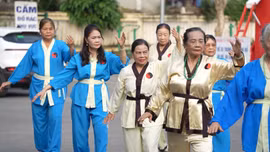 Phụ nữ trung niên tự tin làm mới mình mỗi ngày