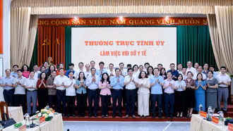 Bí thư Tỉnh ủy Dương Quốc Huy: Nâng cao hơn nữa chất lượng khám chữa bệnh, có chính sách thu hút và giữ chân bác sĩ chuyên khoa sâu