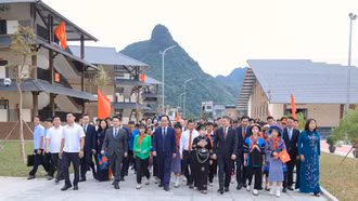 Thủ tướng Chính phủ Lê Minh Hưng dự Lễ khai giảng năm học mới tại Trường Phổ thông nội trú TH và THCS Mường Khương