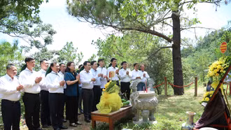Đoàn công tác tỉnh Lào Cai dâng hương, viếng mộ Đại tướng Võ Nguyên Giáp