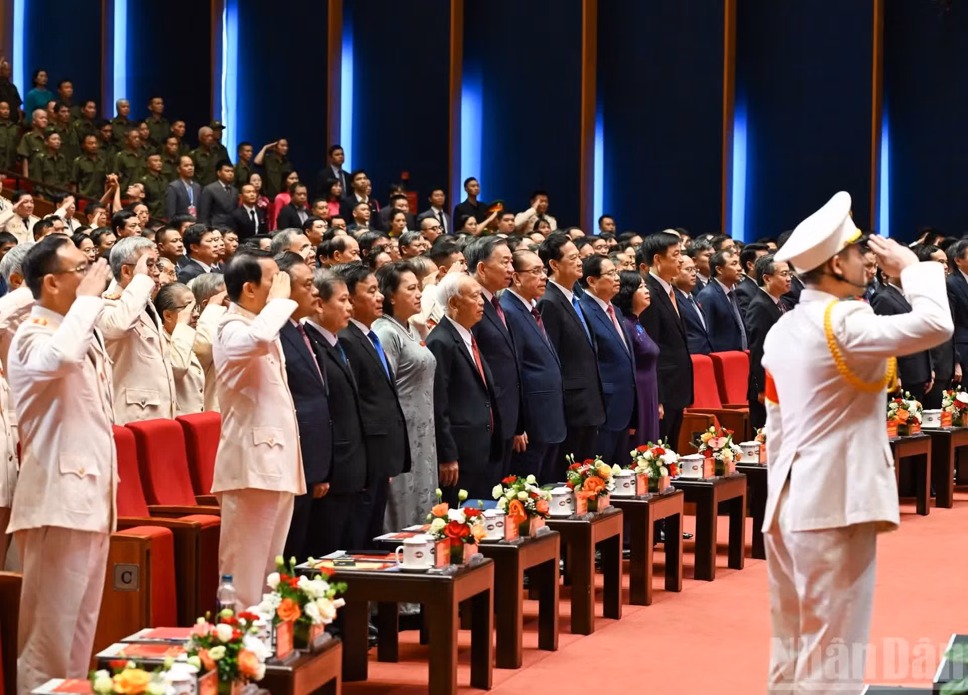 Các đồng chí lãnh đạo, nguyên lãnh đạo Đảng, Nhà nước thực hiện nghi thức chào cờ.