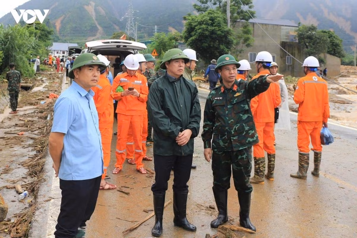 Lãnh đạo UBND tỉnh Lai Châu cùng các ngành chỉ đạo công tác khắc phục hậu quả trận mưa lũ tại xã Mường Than.