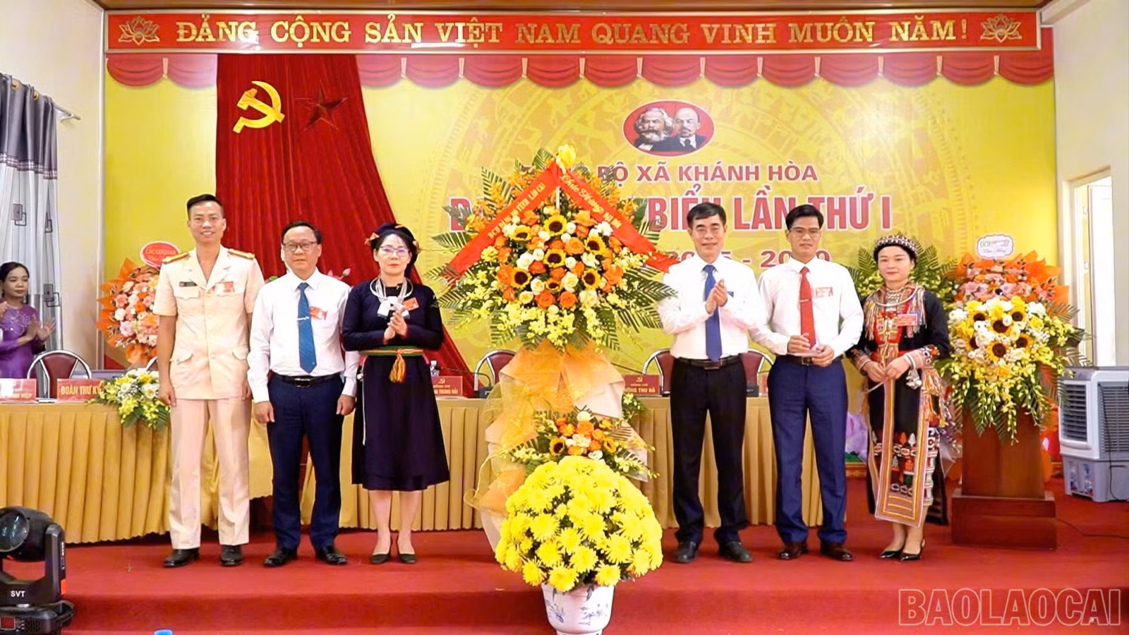 Đồng chí Đỗ Quang Minh, Tỉnh ủy viên, Phó Trưởng Ban Thường trực Ban Tổ chức Tỉnh ủy trao tặng lẵng hoa của Ban Chấp hành Đảng bộ tỉnh Lào Cai chúc mừng đại hội.