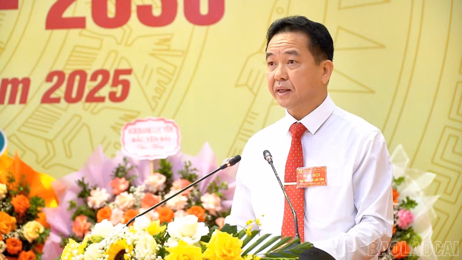 Đồng chí Đinh Khắc Yên, Bí thư Đảng uỷ xã Lục Yên phát biểu khai mạc đại hội.