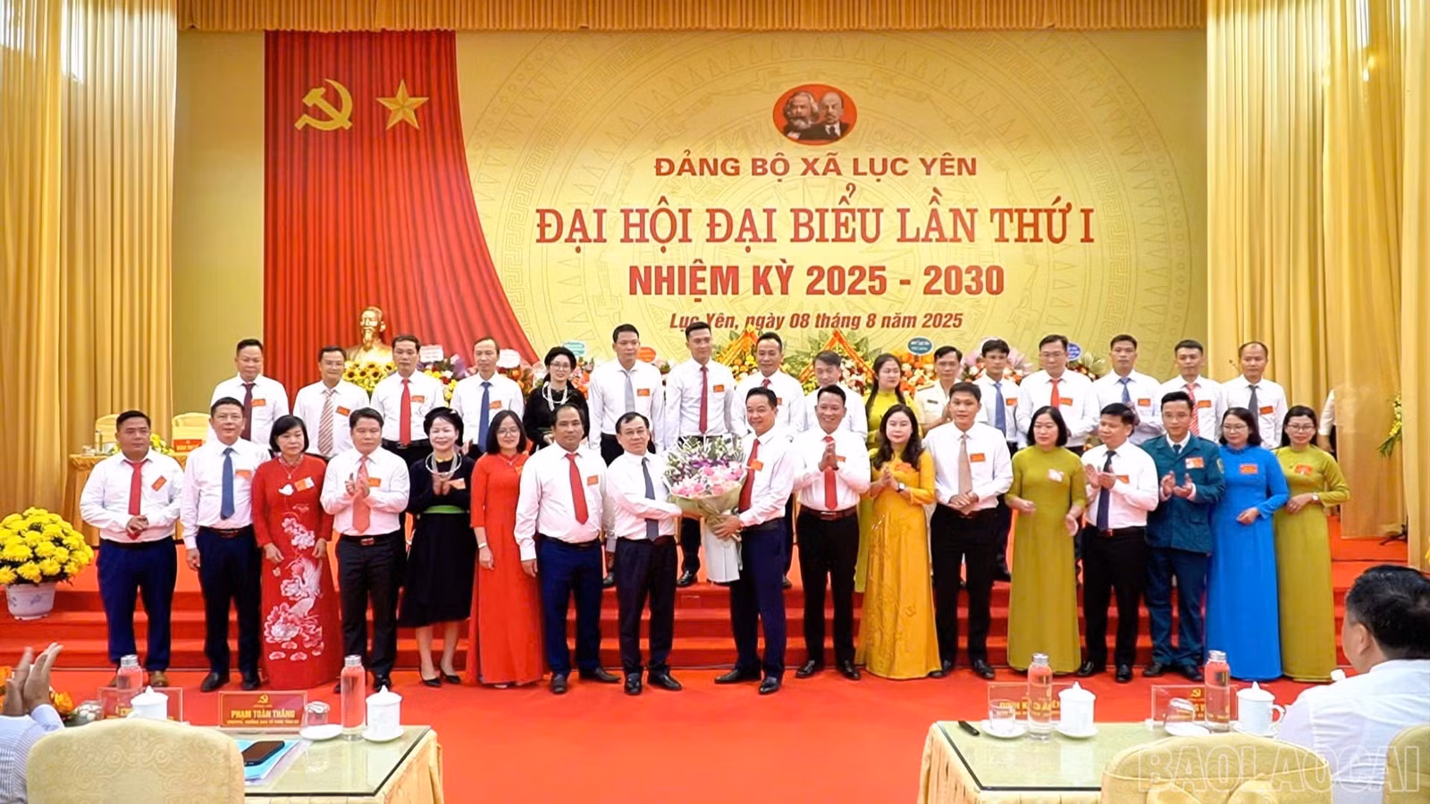 Ban Chấp hành Đảng bộ xã Lục Yên ra mắt đại hội.