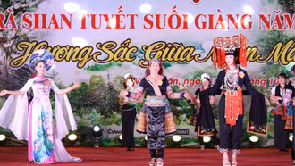 Suối Giàng: Đặc sắc đêm tiệc trà và trình diễn trang phục các dân tộc 
