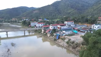 Nguy cơ sạt lở suối Ngòi Hút đe dọa 28 hộ dân thôn Làng Chạng