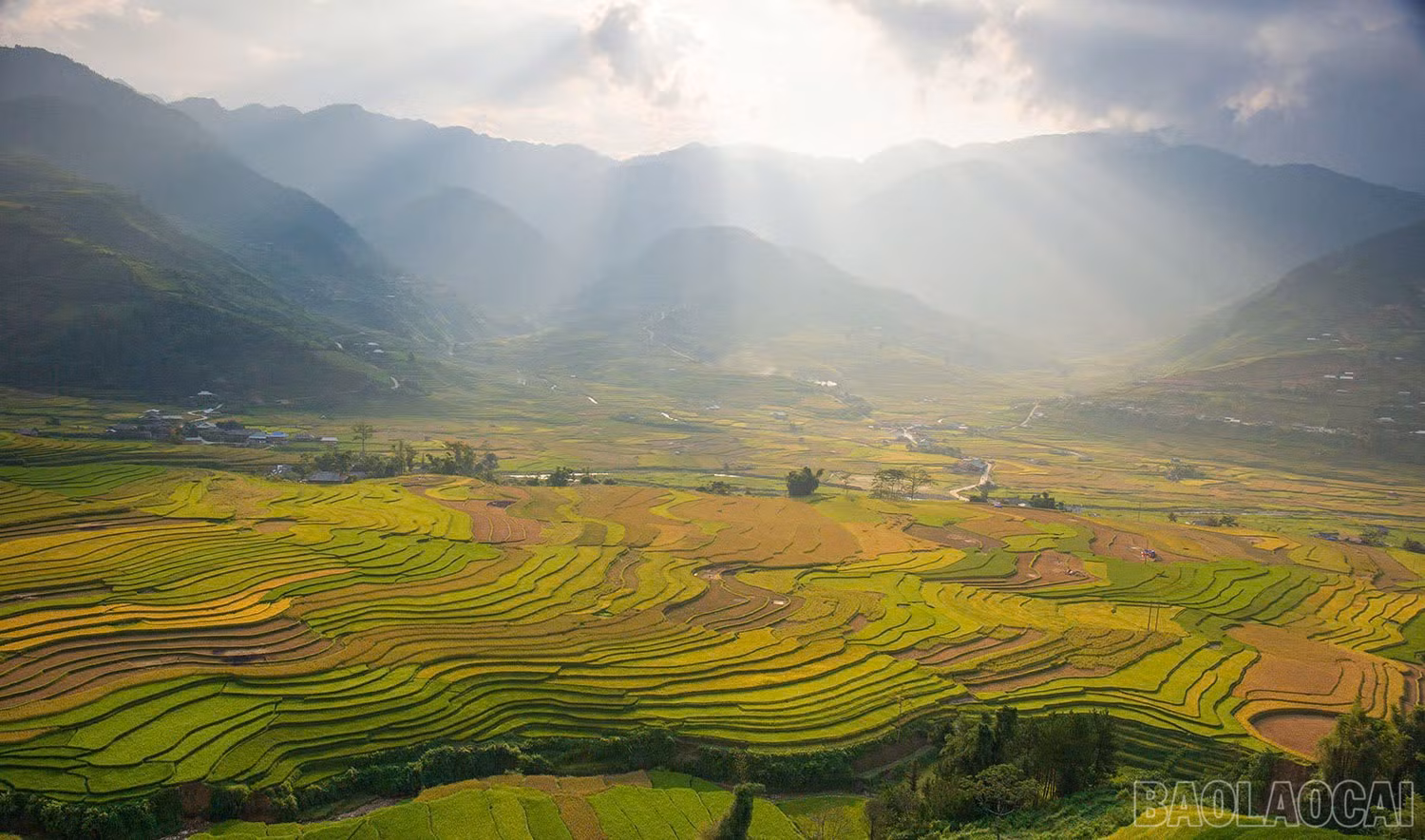 Ở xã Hạnh Phúc, những cánh đồng ruộng bậc thang bằng phẳng hơn tạo nên không gian bao la, khoáng đạt.