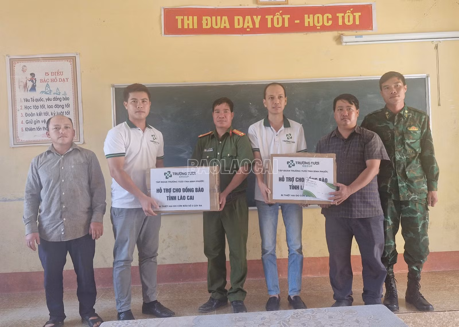 Tặng quà cho các lực lượng cứu nạn tại xã A Lù.