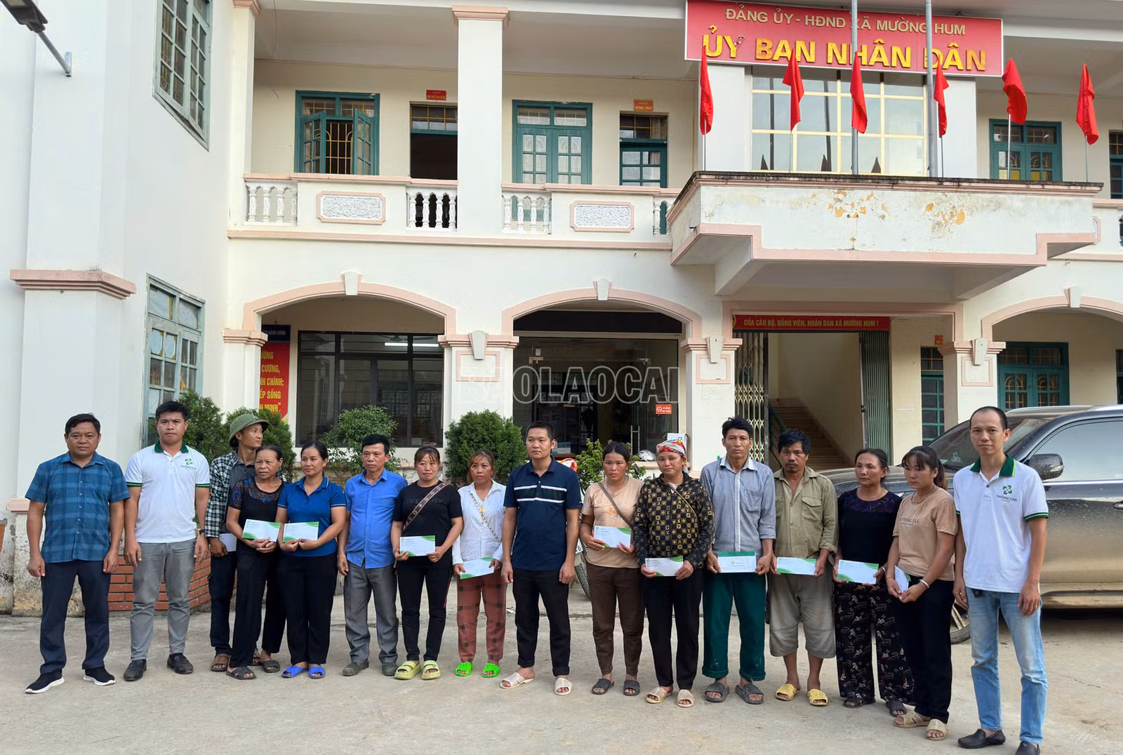 Trao ủng hộ cho người dân Mường Hum bị thiệt hại.