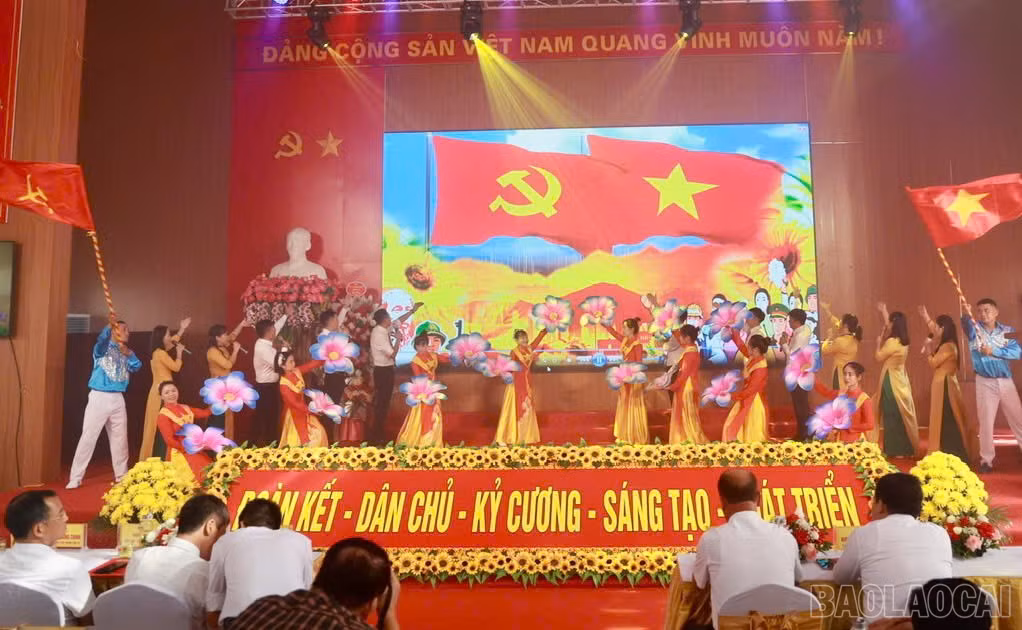 Văn nghệ chào mừng đại hội.