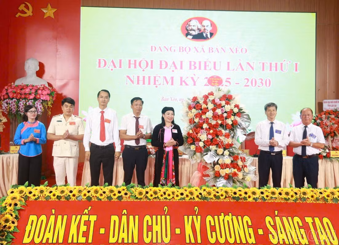 Thay mặt Tỉnh ủy, HĐND, UBND, Ủy ban MTTQ Việt Nam tỉnh Lào Cai, đồng chí Ngô Hạnh Phúc, trao tặng lẵng hoa chúc mừng đại hội.