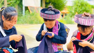 Thực hành làm đồ chơi dân gian và thêu hoa văn truyền thống dân tộc Mông xanh