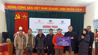Bàn giao “Nhà nhân ái” cho các gia đình khó khăn