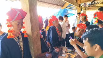 200 người dân tộc Dao được hỗ trợ cài đặt tài khoản định danh điện tử